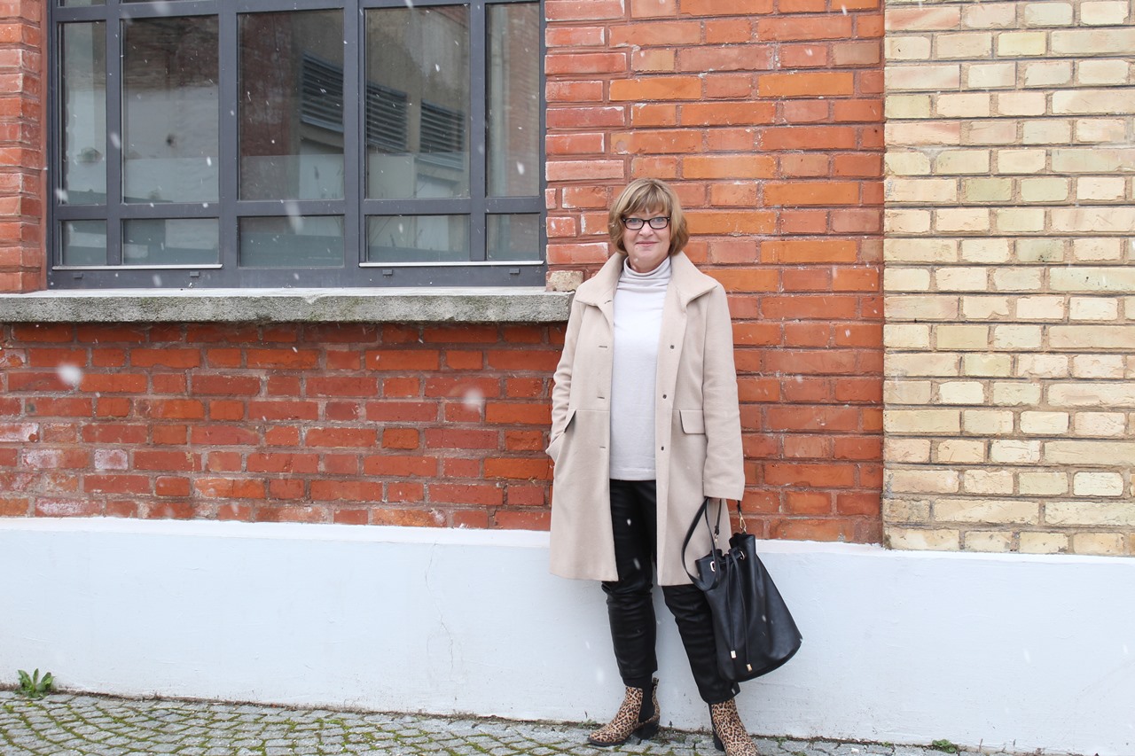 lederhose-und-camel-coat-stil-60plus