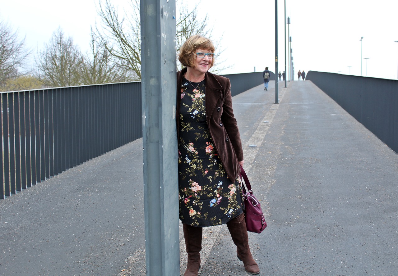 samtblazer-und-blumenkleid-stil-60-plus