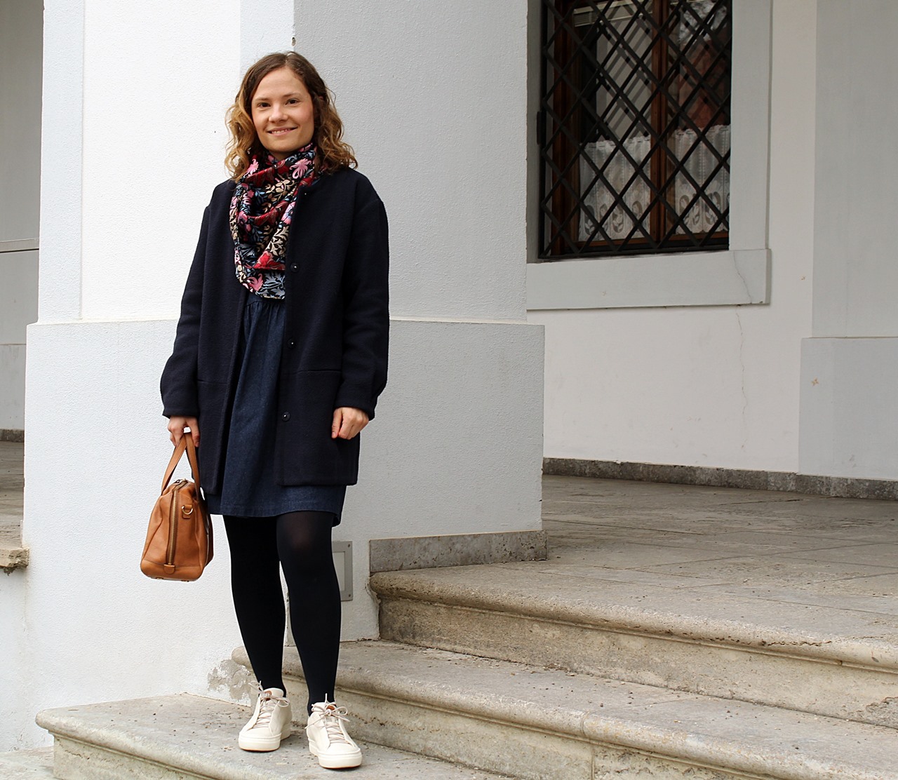 Look-in-blau-mit-weissen-sneakers