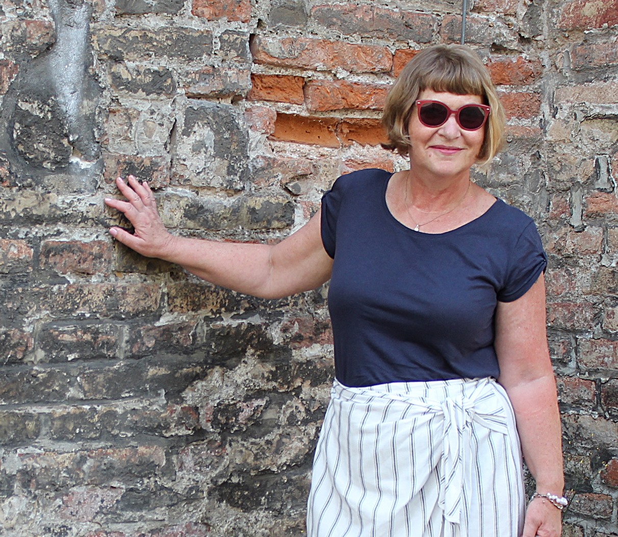 60plus-bines-sommer-look-in-weiß-blau