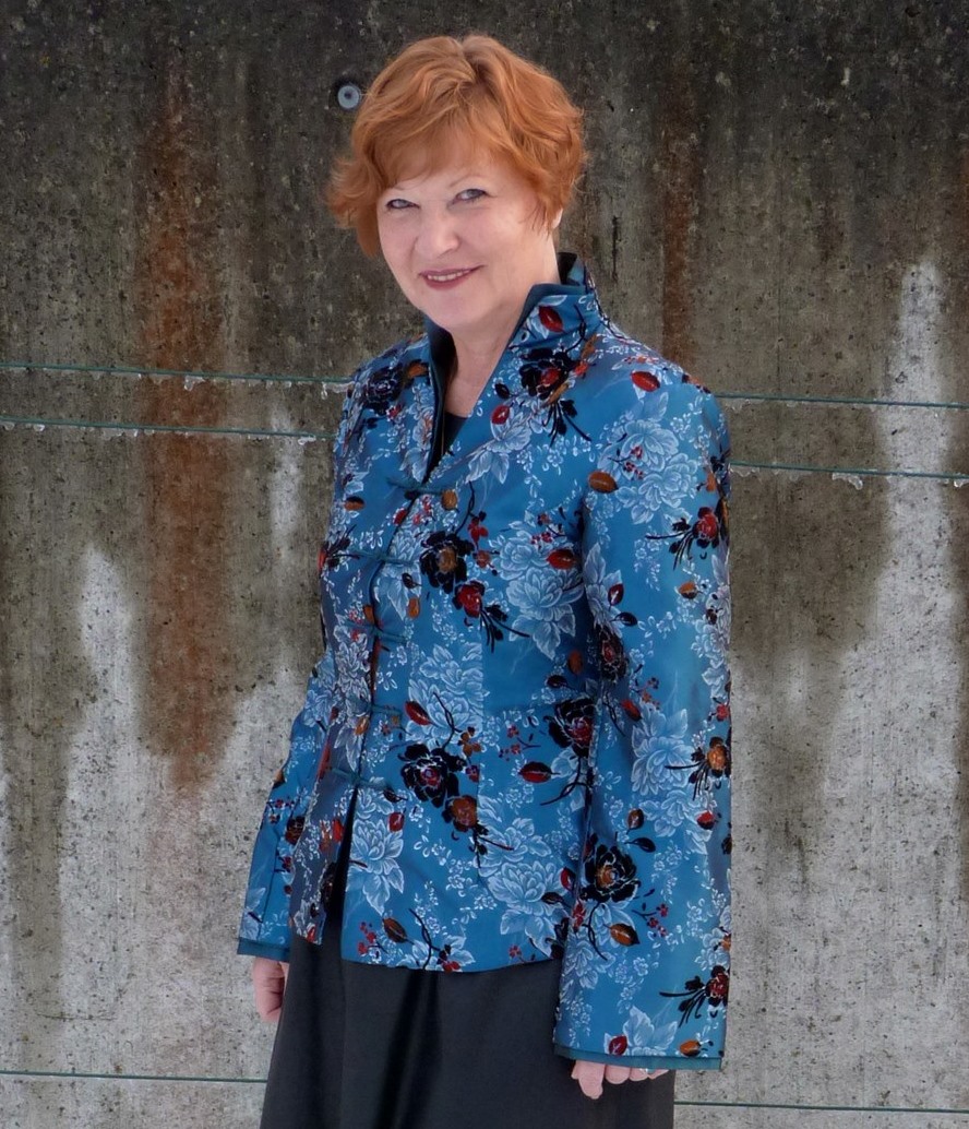 blaue-satin-jacke-60plus-stil