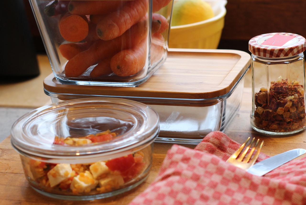 mittagessen-zuhause-zubereitet-in-glasdosen-verpackt