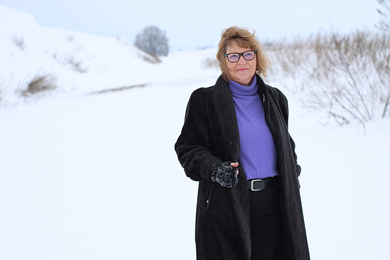 webpelzmantel-und-lila-pullover-60plus-style