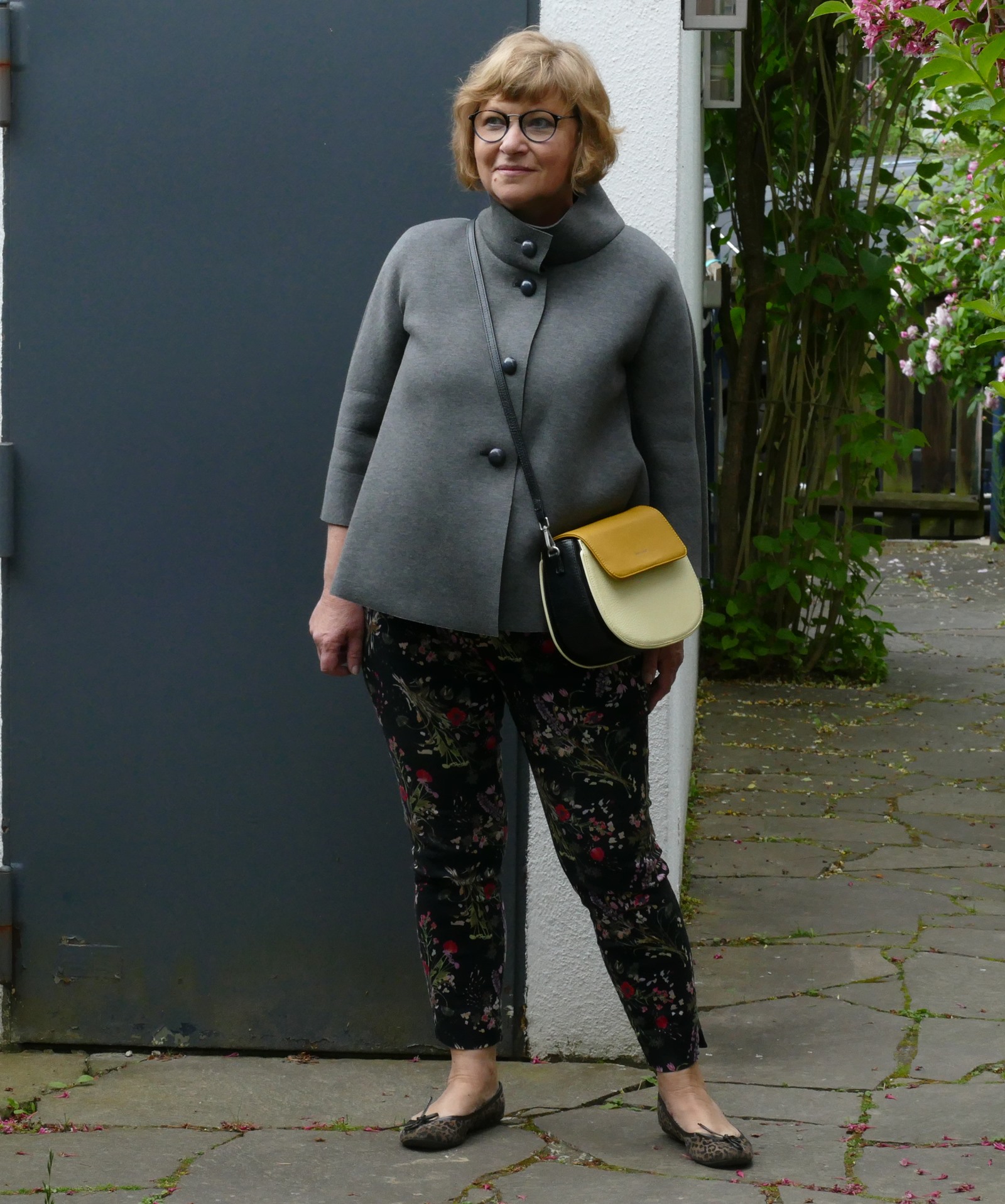 Fruehlingslook-mit-gelber-tasche