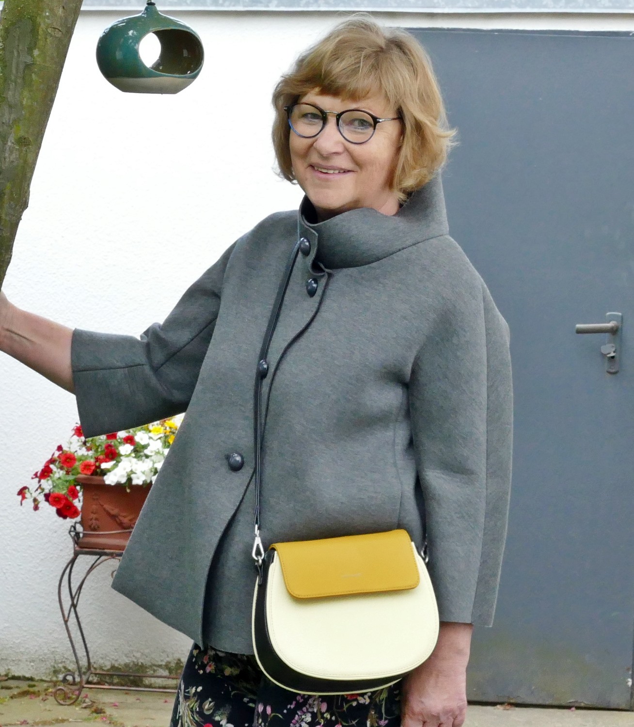 gelbe-tasche-zu-grau